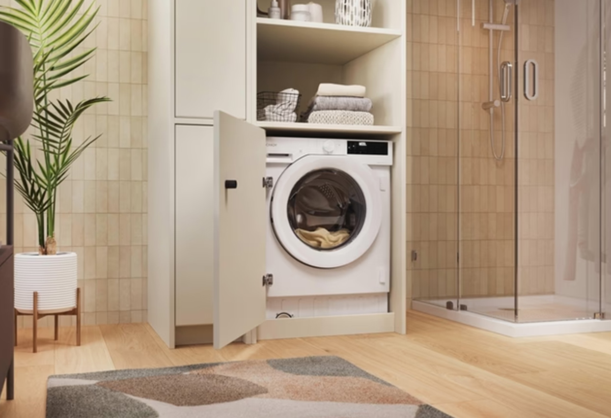 Απεικονίζεται το πλυντήριο εγκατεστημένο σε μπάνιο.